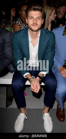 Jim Chapman sur le banc avant au cours de la London Fashion Week Christopher Raeburn Men's Juin 2017 show qui a eu lieu à la BFC Show Space, Londres. Banque D'Images