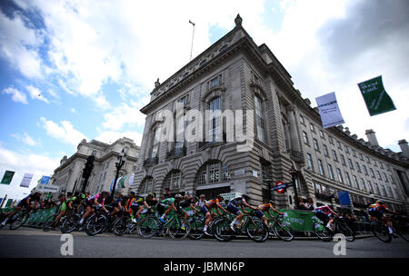 Vue générale des concurrents au cours de la scène londonienne du Women's Tour of Britain. Banque D'Images