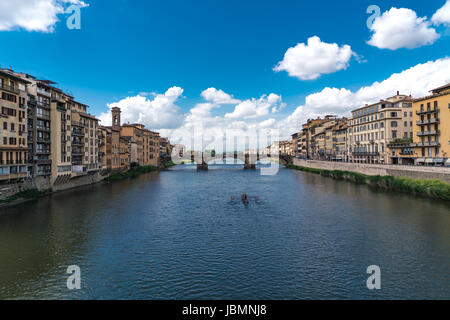 Composition horizontale l'Arno à Florence avec nuages gonflés et les rameurs sur l'eau. Banque D'Images