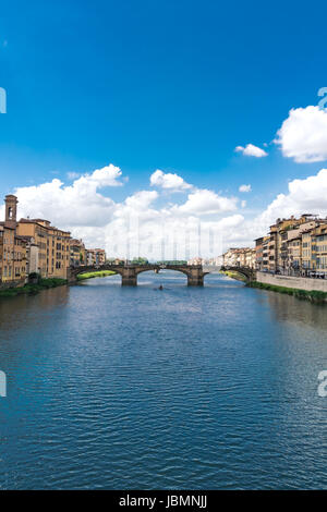 Composition verticale l'Arno à Florence avec nuages gonflés et les rameurs sur l'eau. Banque D'Images