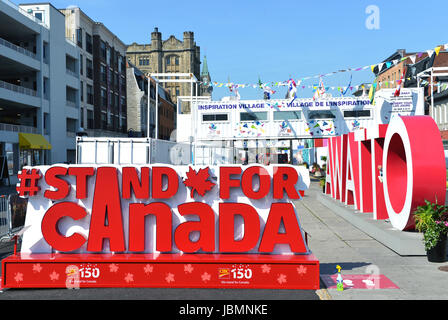 Ottawa, Canada - 11 juin 2017 : le stand pour le Canada signe à Inspiration Village pour aider à célébrer le 150e anniversaire du Canada Banque D'Images