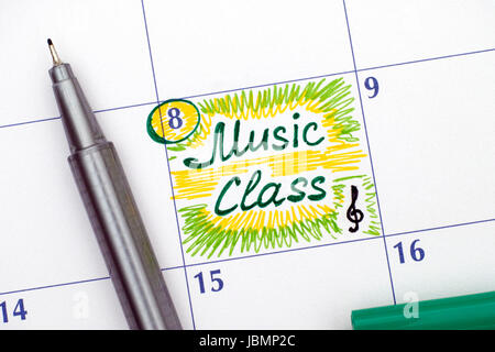 Dans la classe de musique rappel calendrier avec stylo vert. Banque D'Images