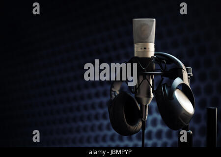 Studio microphone et casque sur fond gris contre pied de micro Banque D'Images