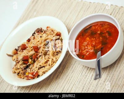 Avec des pâtes de riz et un bol de soupe de tomate sur un morceau de coton Banque D'Images