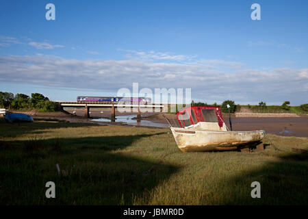 Un train de sprinters Northern Rail traverse la rivière Mite à Ravenglass sur la côte de Cumbrian avec le 0655 Barrow Dans Furness - Carlisle 8/6/2016 Banque D'Images