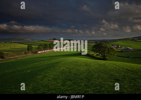 Virgin trains Pendolino passe de puits (au sud d'Oxenholme, Cumbria sur la West Coast Main Line ) avec un Londres - Glasgow via train Birmingham Banque D'Images