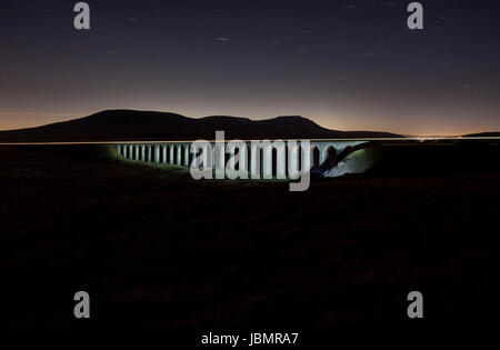 Ribblehead viaduc sur l'installer à Carlisle Railway avec Ingleborough derrière la nuit avec star trails Banque D'Images