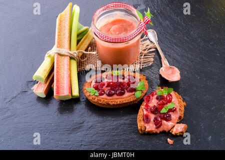 Tartelette rhubarbe avec canneberge Banque D'Images