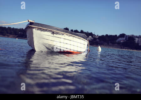 Vieux bateau de pêche d'aviron sur la mer Banque D'Images