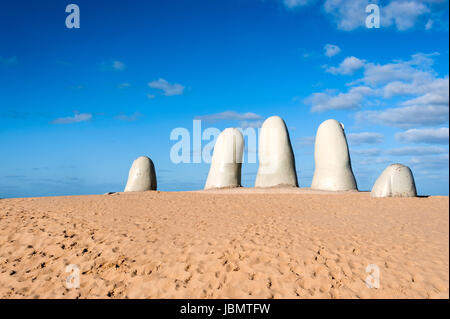 Côté Sculpture, le symbole de Punta del Este, Uruguay. C'est un travail plastique ici depuis l'été 1982, lorsque l'artiste Chilien Mario Irrazábal a été invité à prendre part à la 1ère Rencontre Internationale de la sculpture moderne en plein air qui a eu lieu dans la ville de Punta del Este. Banque D'Images