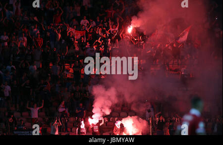 Serbie fans laisser échapper la torches dans les stands lors de la Coupe du Monde FIFA 2018, GROUPE D match de qualification à l'Rajko Mitic Stadium, Belgrade. Banque D'Images