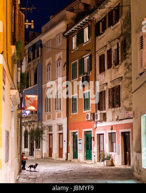 Une rue étroite dans la nuit avec des bâtiments à Piran Banque D'Images