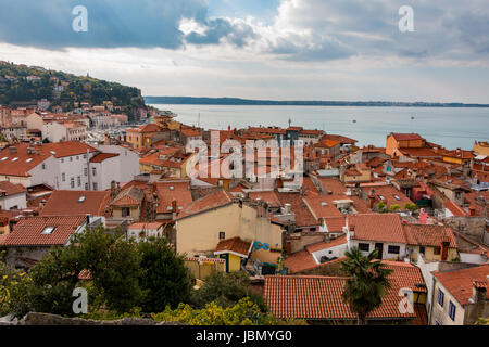 Donnant sur la mer Adriatique sur la ville de Piran, Slovénie Banque D'Images
