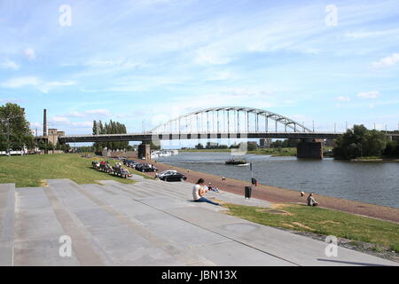 John Frostbrug (pont John Frost) sur le Rhin inférieur, centre d'Arnhem, Gueldre, Pays-Bas. (En vedette dans le film de 1977 Un pont trop loin) Banque D'Images