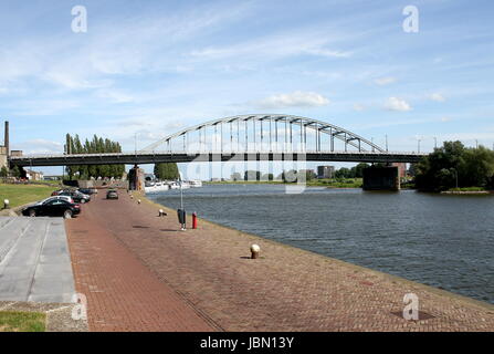 John Frostbrug (pont John Frost) sur le Rhin inférieur, centre d'Arnhem, Gueldre, Pays-Bas. (En vedette dans le film de 1977 Un pont trop loin) Banque D'Images