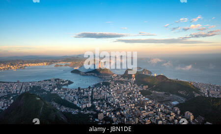 Rio de Janeiro, Corcovado à vue depuis le mont Sugarloaf (en portugais, Pão de Açúcar) Banque D'Images