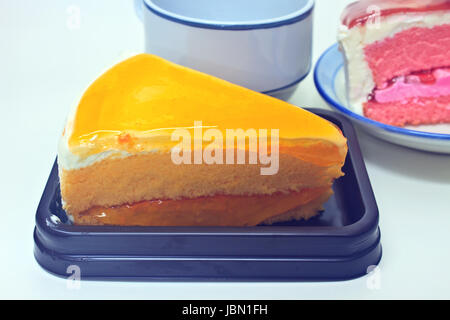 Dessert Gâteau au fromage gâteau au fromage aux fraises Orange avec en arrière-plan sur la plaque Banque D'Images