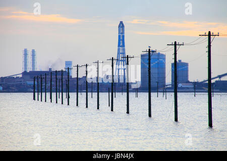 Des poteaux électriques dans la mer de la ville de Kisarazu Chiba au Japon Banque D'Images