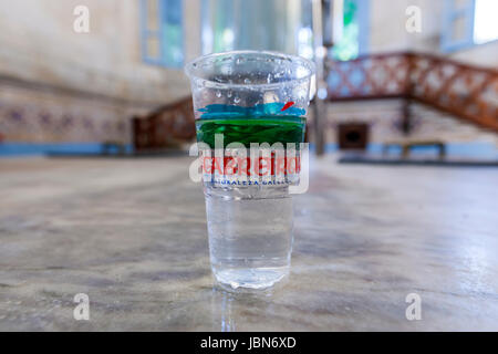 Verre de l'intérieur de la source d'Aguas de Cabreiroa, Verin, Galice, Espagne Banque D'Images