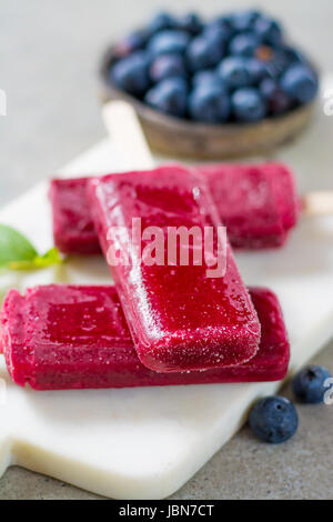 L'été frais bleuets sauvages et sorbet fait maison crème glace sucettes glacées. Banque D'Images