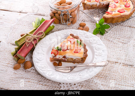 Gâteaux à la rhubarbe avec la meringue et amandes Banque D'Images