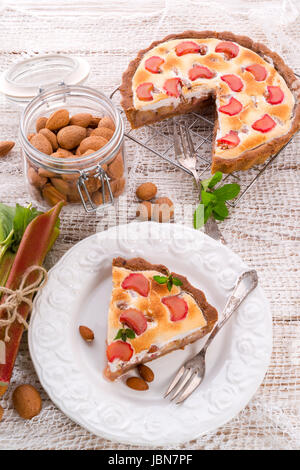 Gâteaux à la rhubarbe avec la meringue et amandes Banque D'Images