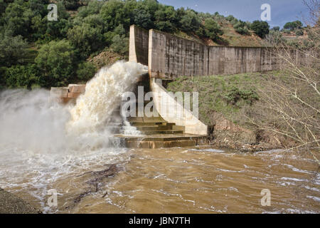 Du barrage-déversoir de la province de Cordoba, Yeguas, Espagne Banque D'Images