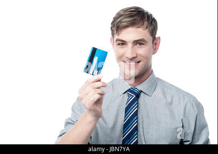 Smiling guy d'entreprise montrant sa carte de débit Banque D'Images