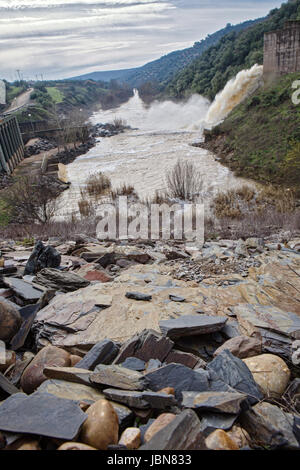 Du barrage-déversoir de la province de Cordoba, Yeguas, Espagne Banque D'Images