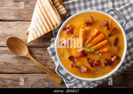Soupe crème de patates douces aux épices et du bacon sur la table horizontale vue du dessus. Banque D'Images
