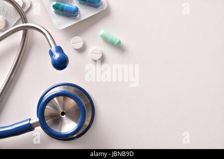 Notion de prescription de médicaments par un médecin. Ostetoscope et la médecine sur un tableau blanc. Vue d'en haut. Composition horizontale. Banque D'Images