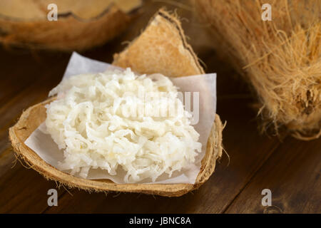 Cocada péruvienne, un dessert à la noix de coco traditionnel habituellement vendus dans la rue, faite de noix de coco râpée et de sucre blanc granulé (Selective Focus, Focus un tiers la cocada ino) Banque D'Images