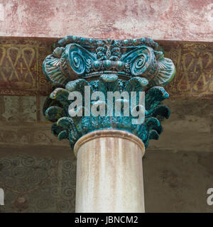 Détail d'une colonne antique avec le capital, l'architecture romaine Banque D'Images