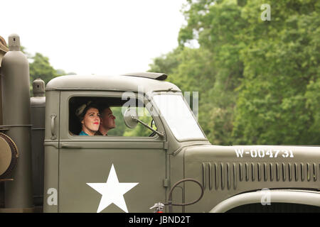 10 juin 2017 - jolie jeune femme dans un Americian camion militaire depuis 1940. La guerre et la paix montrent à Wraxall dans North Somerset.Engalnd. Banque D'Images