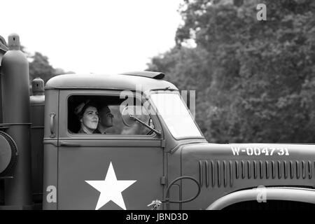 10 juin 2017 - jolie jeune femme dans un Americian camion militaire depuis 1940. La guerre et la paix montrent à Wraxall dans North Somerset.Engalnd. Banque D'Images