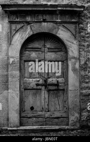 Porte- Enchaînés enchaînés, une porte antique en pierre sculptée à la main et bois sculpté. Détails ornementaux et une superbe architecture abondent Banque D'Images