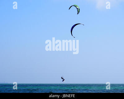 Le kite surf off Yaverland beach, Sandown, Isle of Wight Banque D'Images