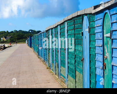 Cabines de plage le long de la plate-forme et la promenade à St Helens Beach sur l'île de Wight, Angleterre Banque D'Images