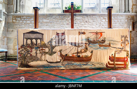 Autel brodé Tissu, Holy Trinity Church, Bosham, un village de la côte sud dans le district de Chichester, West Sussex, dans le sud de l'Angleterre, Royaume-Uni Banque D'Images