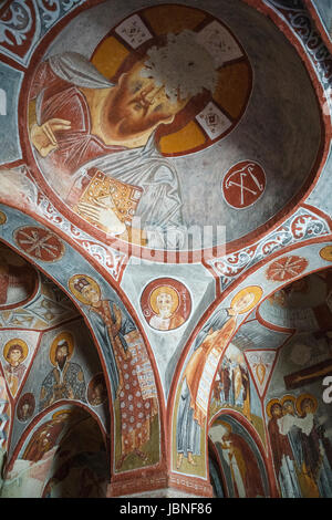 Des fresques au plafond, peintures murales religieuses à l'intérieur de l'église rupestre troglodytique, Goreme, Cappadoce, Turquie Banque D'Images