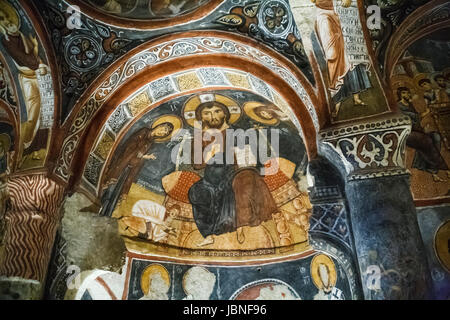 Des fresques au plafond, peintures murales religieuses à l'intérieur de l'église rupestre troglodytique, Goreme, Cappadoce, Turquie Banque D'Images