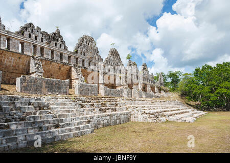 L'architecture maya : mur en ruine à Uxmal, une ancienne ville maya et site archéologique près de Merida, Yucatan, Mexique, Site du patrimoine mondial de l'UNESCO Banque D'Images