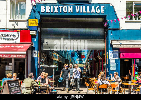 Londres, Royaume-Uni - 10 juin 2017 : Marché de Brixton - Colorful et multiculturelle marché communautaire géré par les négociants locaux dans le sud de Londres. Brixton Vil Banque D'Images