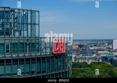 Berlin, Allemagne - le 9 juin 2017 : Le logo de la Deutsche Bahn AG ( German Railroad Company) sur le dessus de l'immeuble de bureaux du siège à Berlin, Germa Banque D'Images