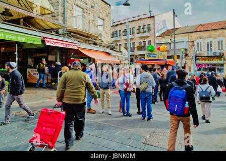 Jérusalem, Israël - 29 décembre 2016 : les consommateurs à l'avant du marché Mahane Yehuda à Jérusalem. Plus de 250 commerçants sur marché vendent des fruits et Banque D'Images