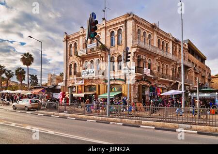 Jérusalem, Israël - 29 décembre 2016 : l'ancien bâtiment dans le quartier musulman de Jérusalem en face de la porte de Damas de la vieille ville de Jérusalem. Banque D'Images