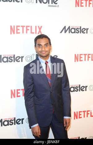 La saison 2 de 'Maître d'None' - Premiere - Arrivées en vedette : Aziz Ansari Où : New York City, New York, United States Quand : 12 mai 2017 Credit : Derrick Saleurs/WENN.com Banque D'Images