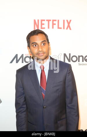 La saison 2 de 'Maître d'None' - Premiere - Arrivées en vedette : Aziz Ansari Où : New York City, New York, United States Quand : 12 mai 2017 Credit : Derrick Saleurs/WENN.com Banque D'Images