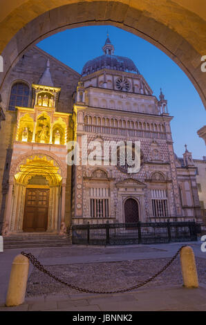 Bergame - chapelle Colleoni et la cathédrale Santa Maria Maggiore dans la haute ville au crépuscule. Banque D'Images