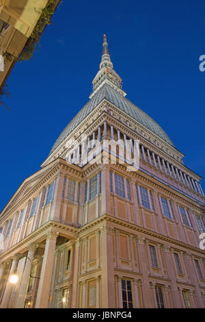 Turin - La Mole Antonelliana tower au crépuscule. Banque D'Images